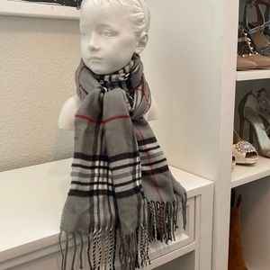 Gorgeous cashmere scarf with Burberry 🇬🇧 inspired pattern